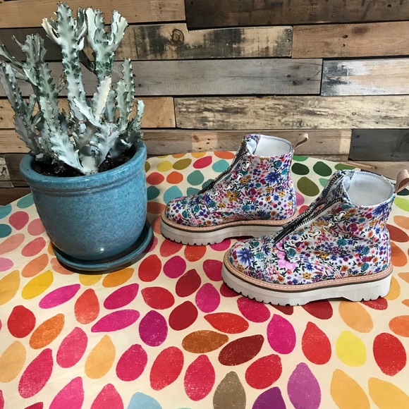 Dr. Martens Shoes - Dr. Martens Wanderlust